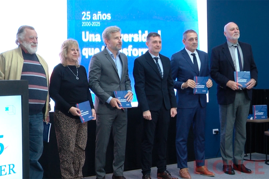 Distinci&oacute;n a rectores y decanos de UDER (foto Elonce)