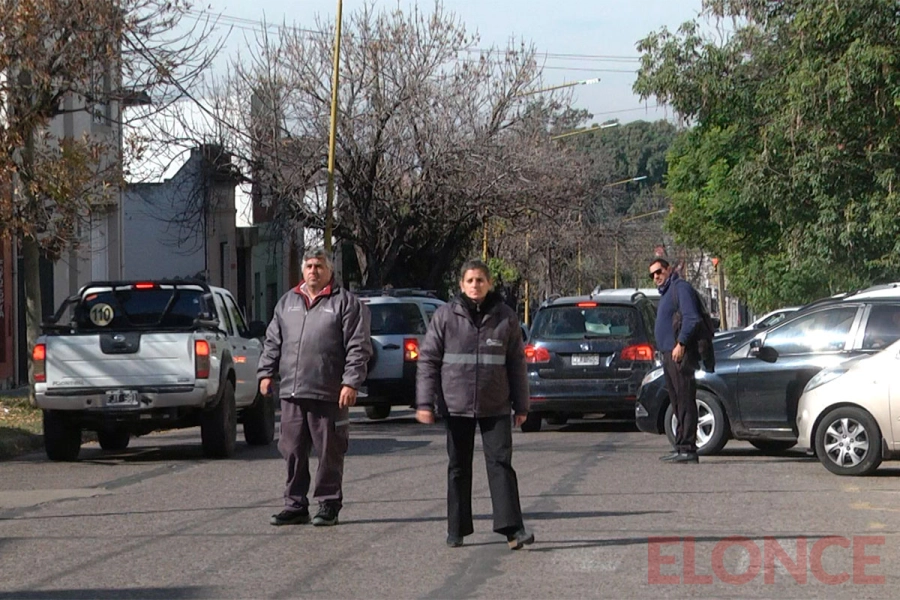 Insisten en no estacionar en doble fila frente a escuelas