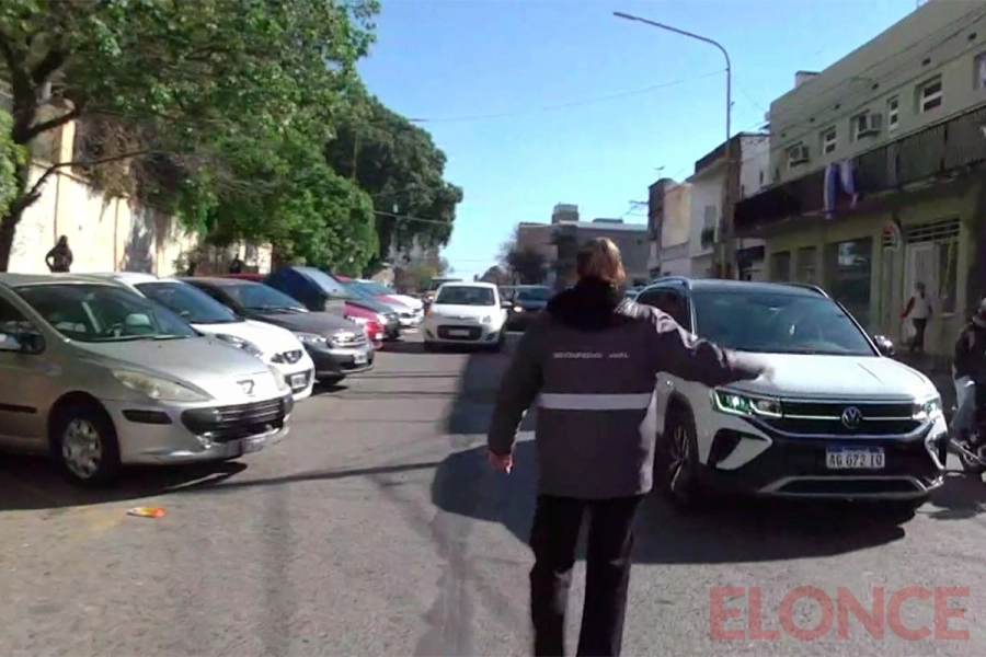 Insisten en no estacionar en doble fila frente a escuelas