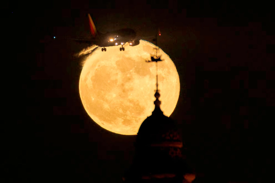 El plenilunio de junio recibe el nombre de &ldquo;Luna de Fresa&rdquo; en el hemisferio norte por coincidir con la cosecha de fresas silvestres (Reuters)