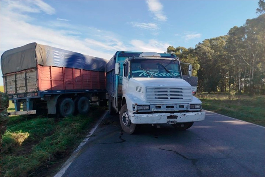 El hombre se tir&oacute; abajo de un cami&oacute;n. (Clar&iacute;n)