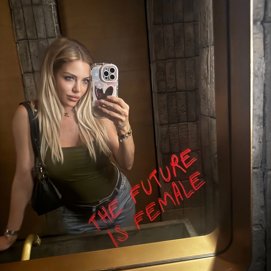 Evangelina Anderson frente al espejo. Instagram