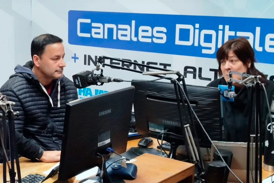 Los padres de P&iacute;a en Radio Chajar&iacute;.