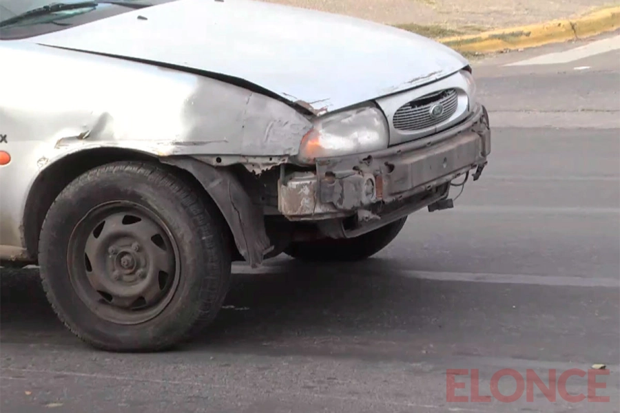 Motociclista termin&oacute; herida tras engancharse con un auto al intentar doblar