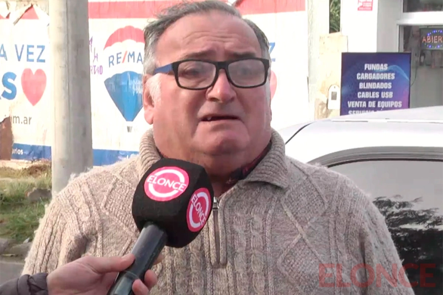 Motociclista termin&oacute; herida tras engancharse con un auto