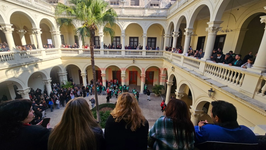 Reclamo de estatales en la Casa Gris por recorte de horas extras y baja de suplencias (foto Elonce)