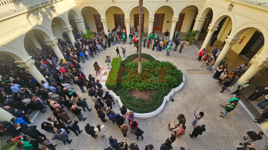 Reclamo de estatales por recorte de horas extras (foto Elonce)