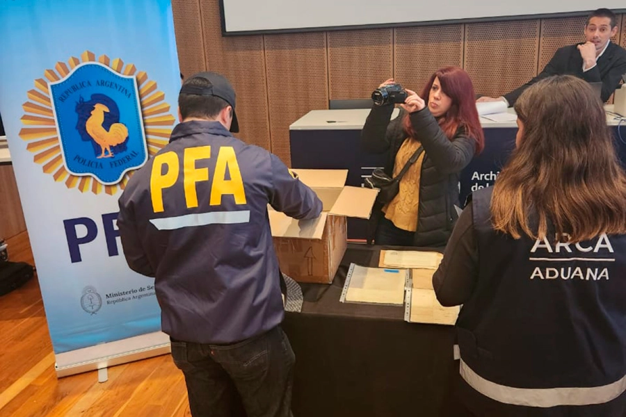 Recuperaci&oacute;n de documentos hist&oacute;ricos (Polic&iacute;a Federal Argentina)