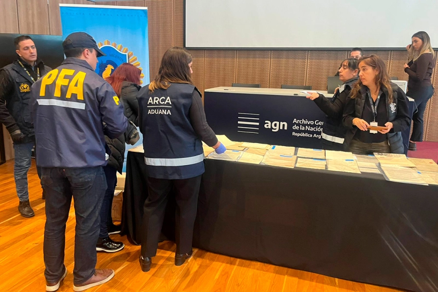 Recuperaci&oacute;n de documentos hist&oacute;ricos (Polic&iacute;a Federal Argentina)