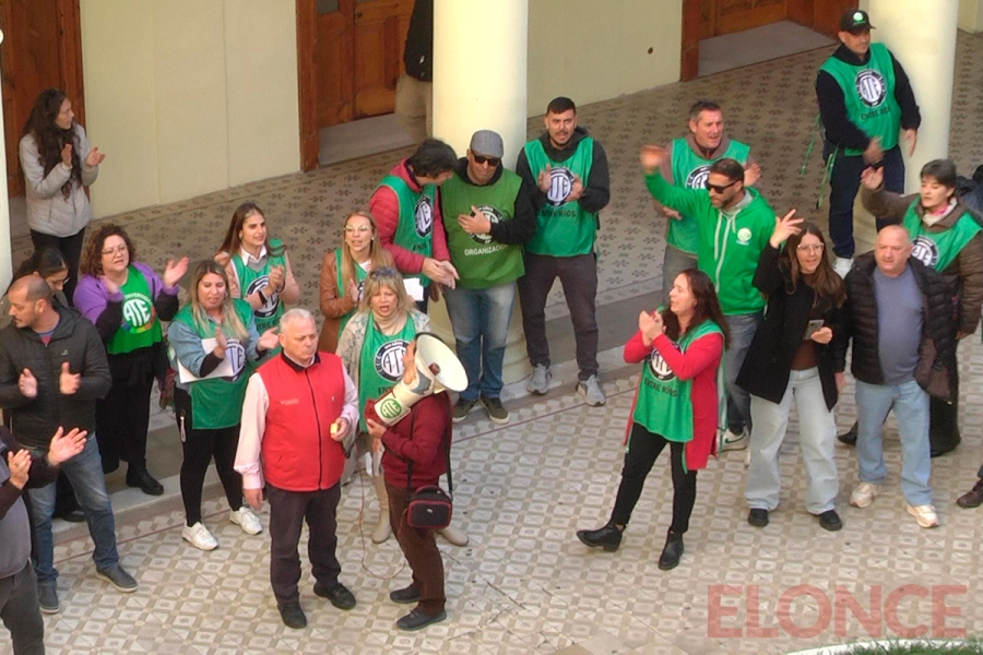 Reclamo de estatales por recorte de horas extras y baja de suplencias (foto Elonce)