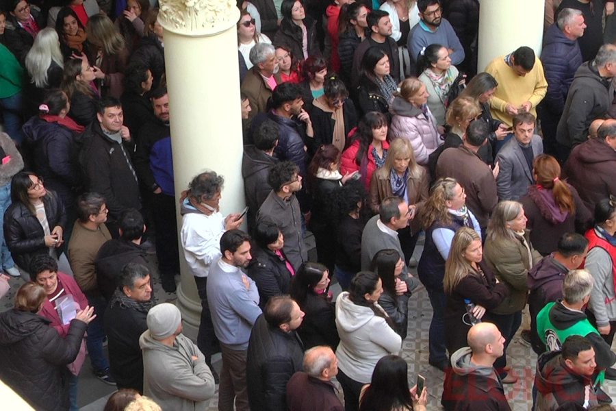 Reclamo de estatales por recorte de horas extras y baja de suplencias (foto Elonce)