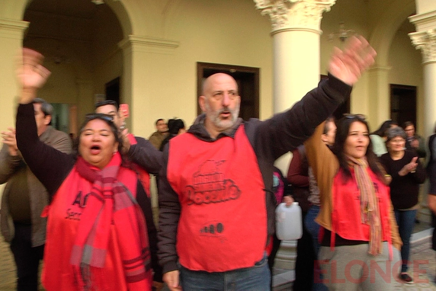 Reclamo de estatales por recorte de horas extras y baja de suplencias (foto Elonce)