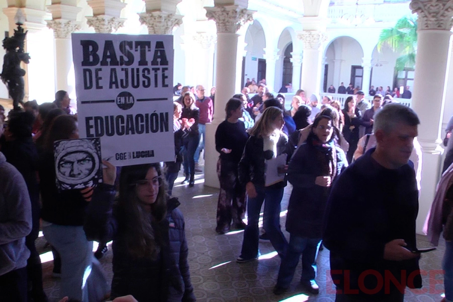 Reclamo de estatales por recorte de horas extras y baja de suplencias (foto Elonce)