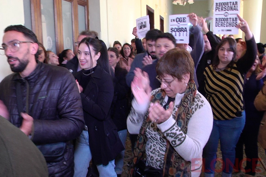 Reclamo de estatales por recorte de horas extras y baja de suplencias (foto Elonce)