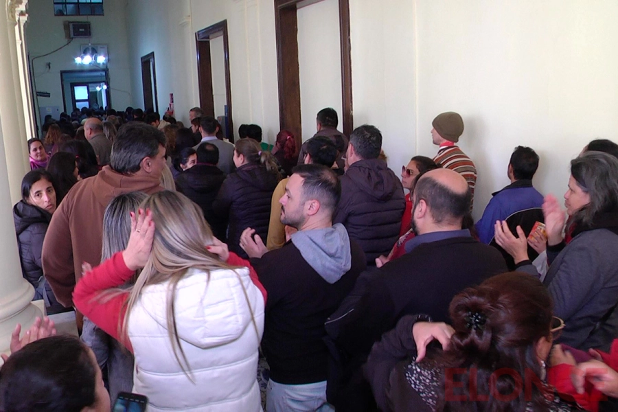 Reclamo de estatales por recorte de horas extras y baja de suplencias (foto Elonce)