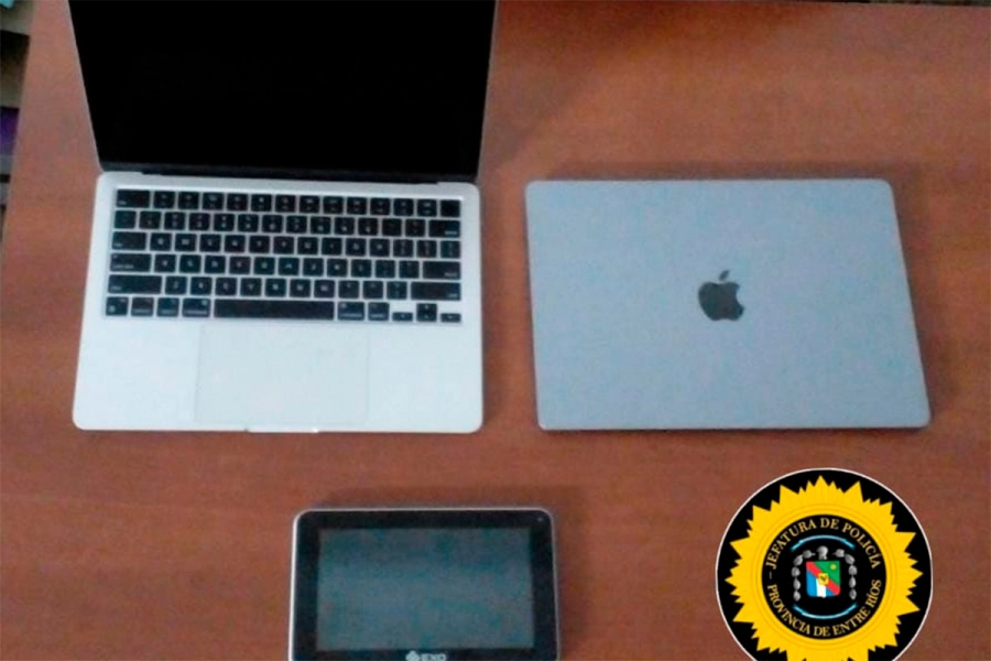 Elementos tecnológicos secuestrados en causa por extorsión en Paraná. Foto: PER