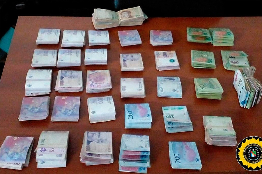 Dinero incautado en causa por extorsión en Paraná. Foto: PER