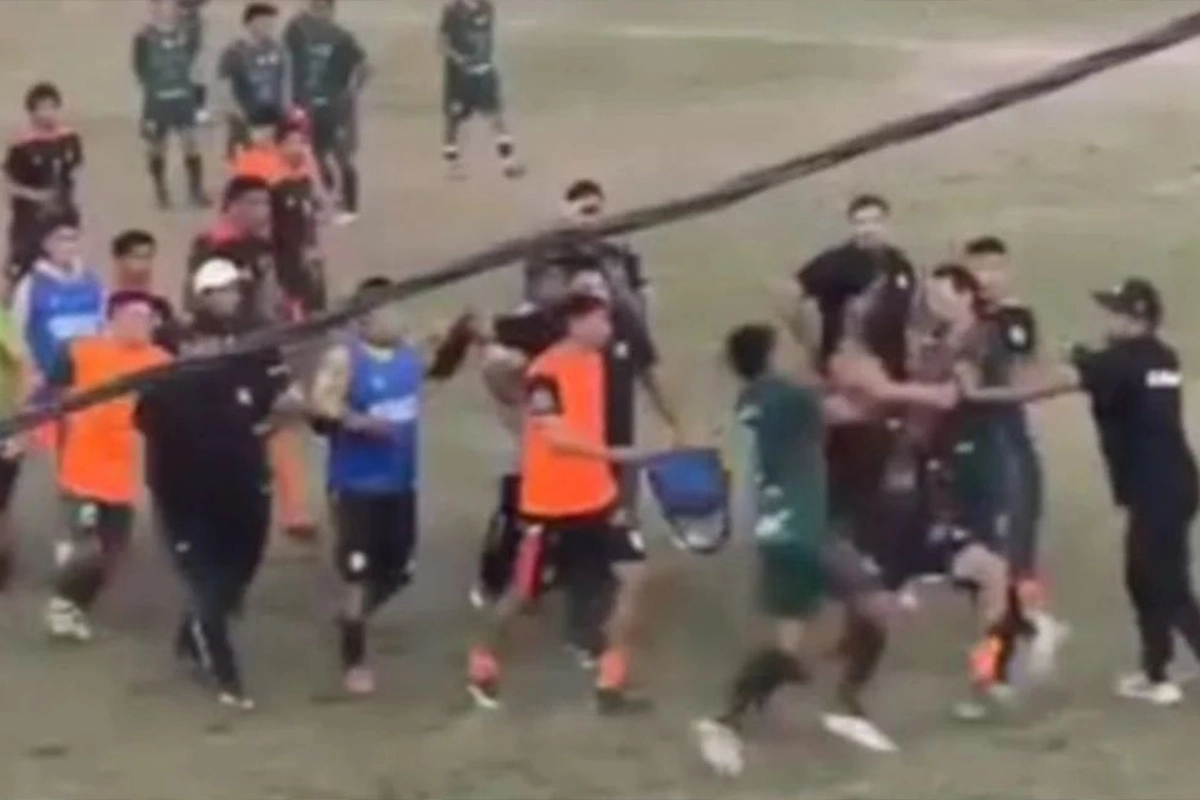 Jugador intentó atacar con un cuchillo a un rival. Jugador intentó atacar con un cuchillo a un rival.