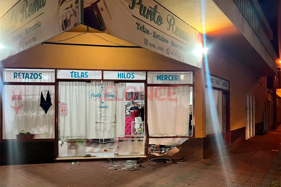 Video: auto despist&oacute;, choc&oacute; contra local de Paran&aacute; y huy&oacute;