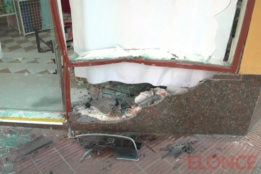 Video: auto despist&oacute;, choc&oacute; contra local de Paran&aacute; y huy&oacute;