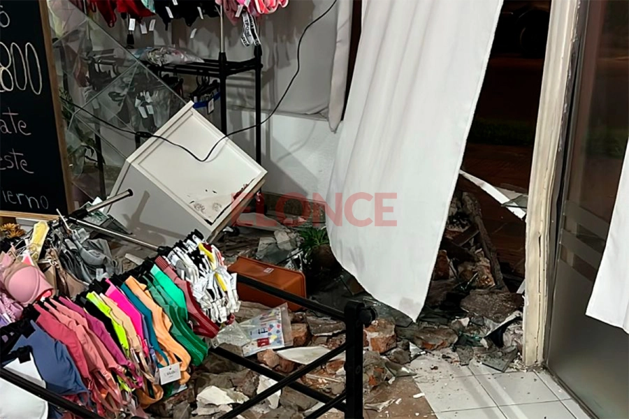 Video: auto despist&oacute;, choc&oacute; contra local de Paran&aacute; y huy&oacute;