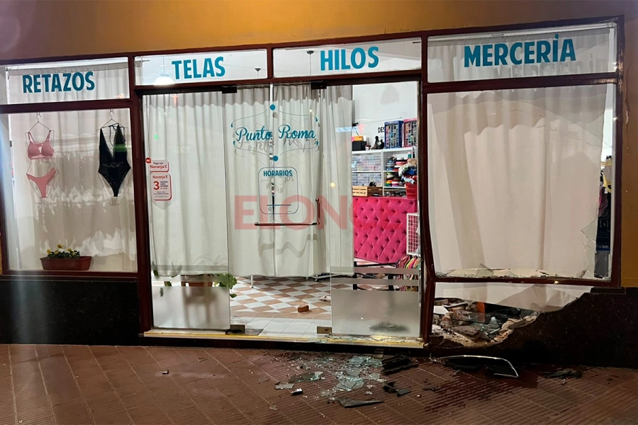Video: auto despist&oacute;, choc&oacute; contra local de Paran&aacute; y huy&oacute;