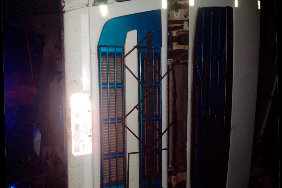 Cami&oacute;n con carga volc&oacute; en la Autov&iacute;a Artigas