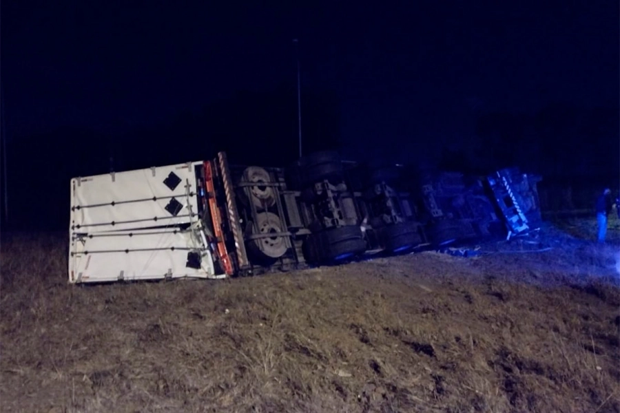 Cami&oacute;n con carga volc&oacute; en la Autov&iacute;a Artigas