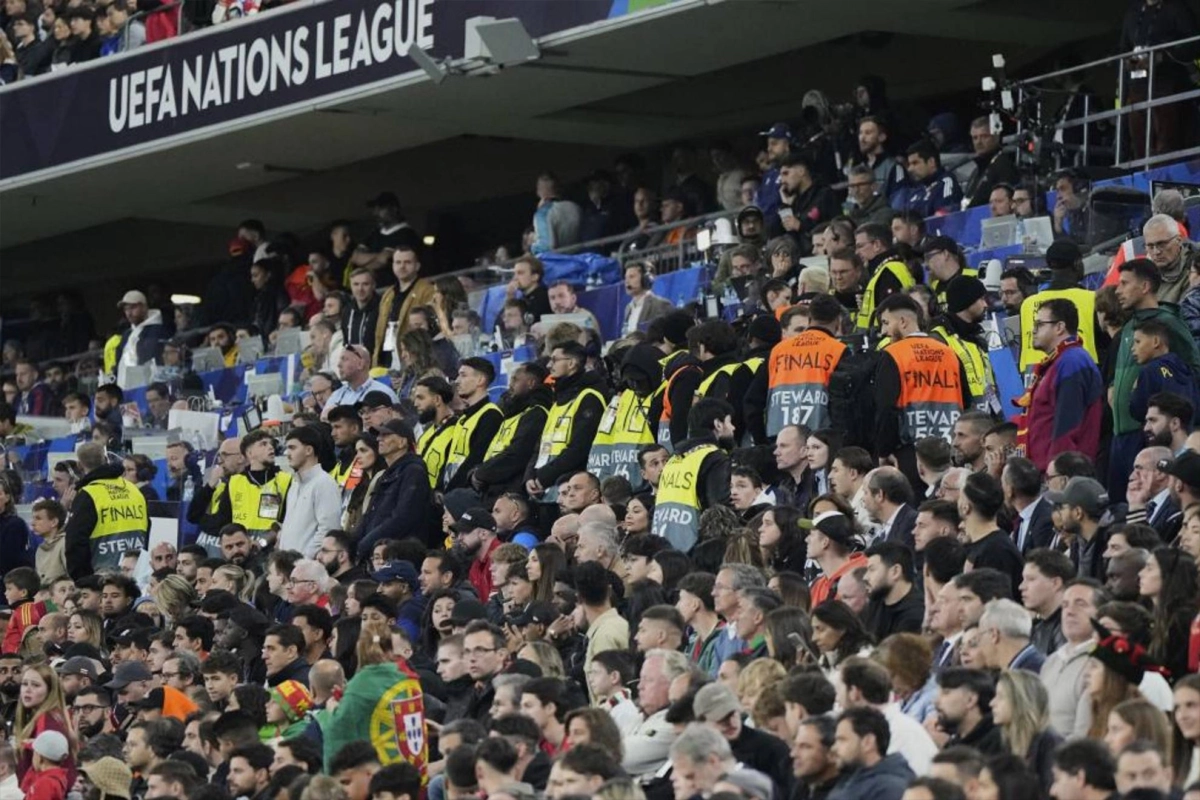 Hincha murió al caer de una tribuna en Alemania. Hincha murió al caer de una tribuna en Alemania.