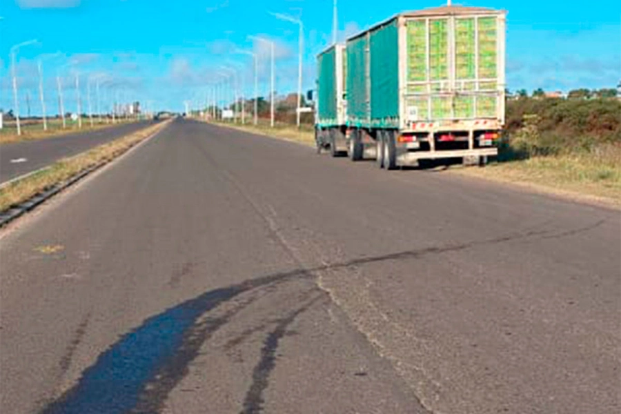 Dos personas mayores resultaron heridas tras chocar en auto contra un cami&oacute;n