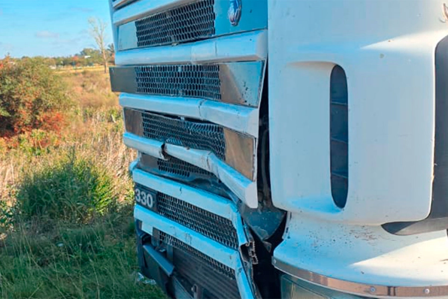 Dos personas mayores resultaron heridas tras chocar en auto contra un cami&oacute;n