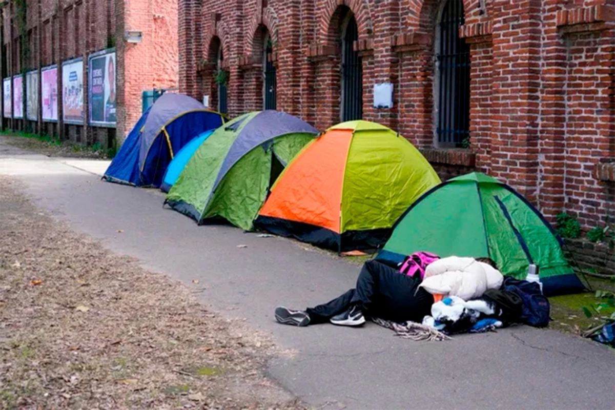 Fanáticas de Lali acampan a cinco días del recital Fanáticas de Lali acampan a cinco días del recital