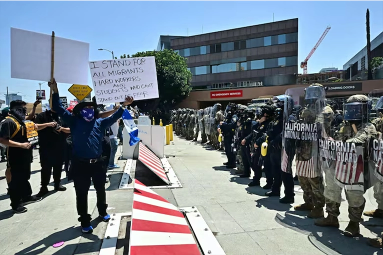Enfrentamientos durante protestas contra redadas migratorias en Los Ángeles: video
