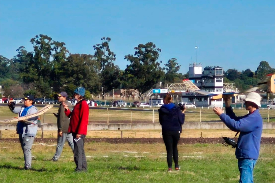 (foto Pilotos de Aeromodelismo - Aeroclub Paraná)