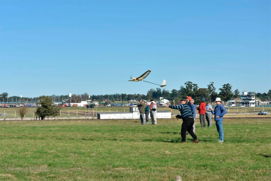 (foto Pilotos de Aeromodelismo - Aeroclub Paraná)