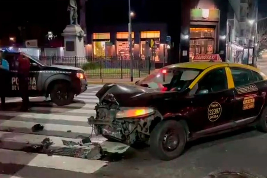 Manejaba en contramano, chocó un taxi