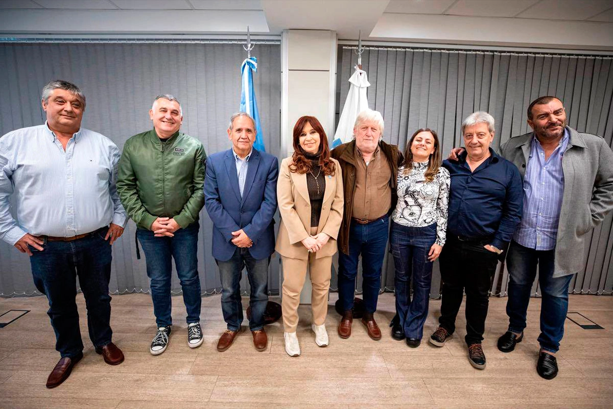 Diferentes gremios se reúnen. Diferentes gremios se reúnen.