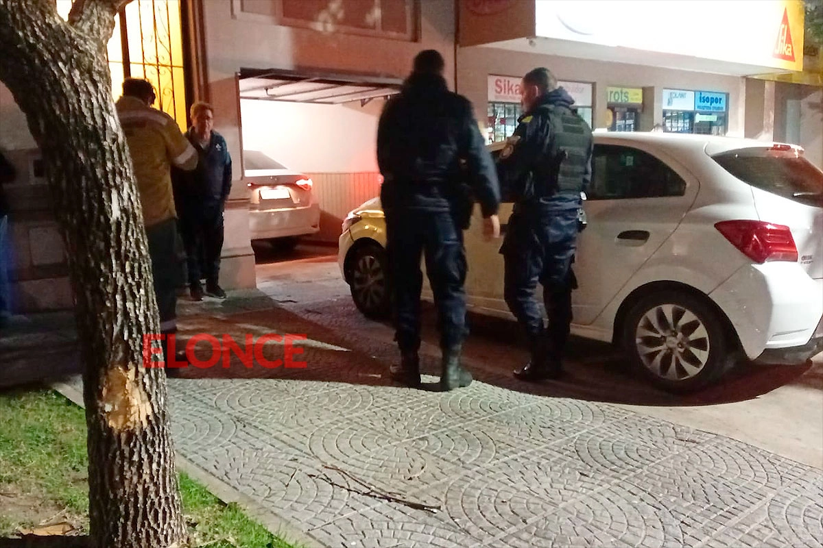 Conductor se descompensó y chocó un árbol. Conductor se descompensó y chocó un árbol.