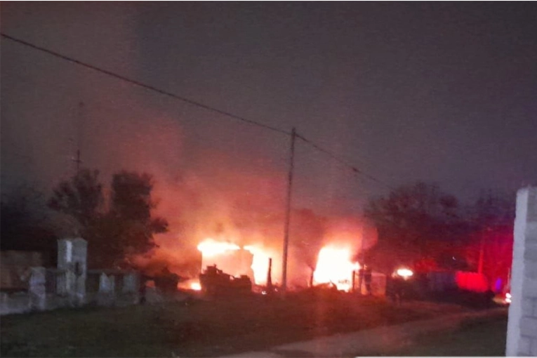 Incendio en Strobel: una familia sufrió quemaduras y la casa quedó destruida 