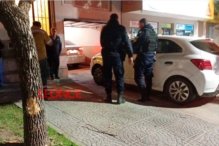 Conductor de auto de aplicación se descompensó al volante y chocó contra un árbol en Paraná