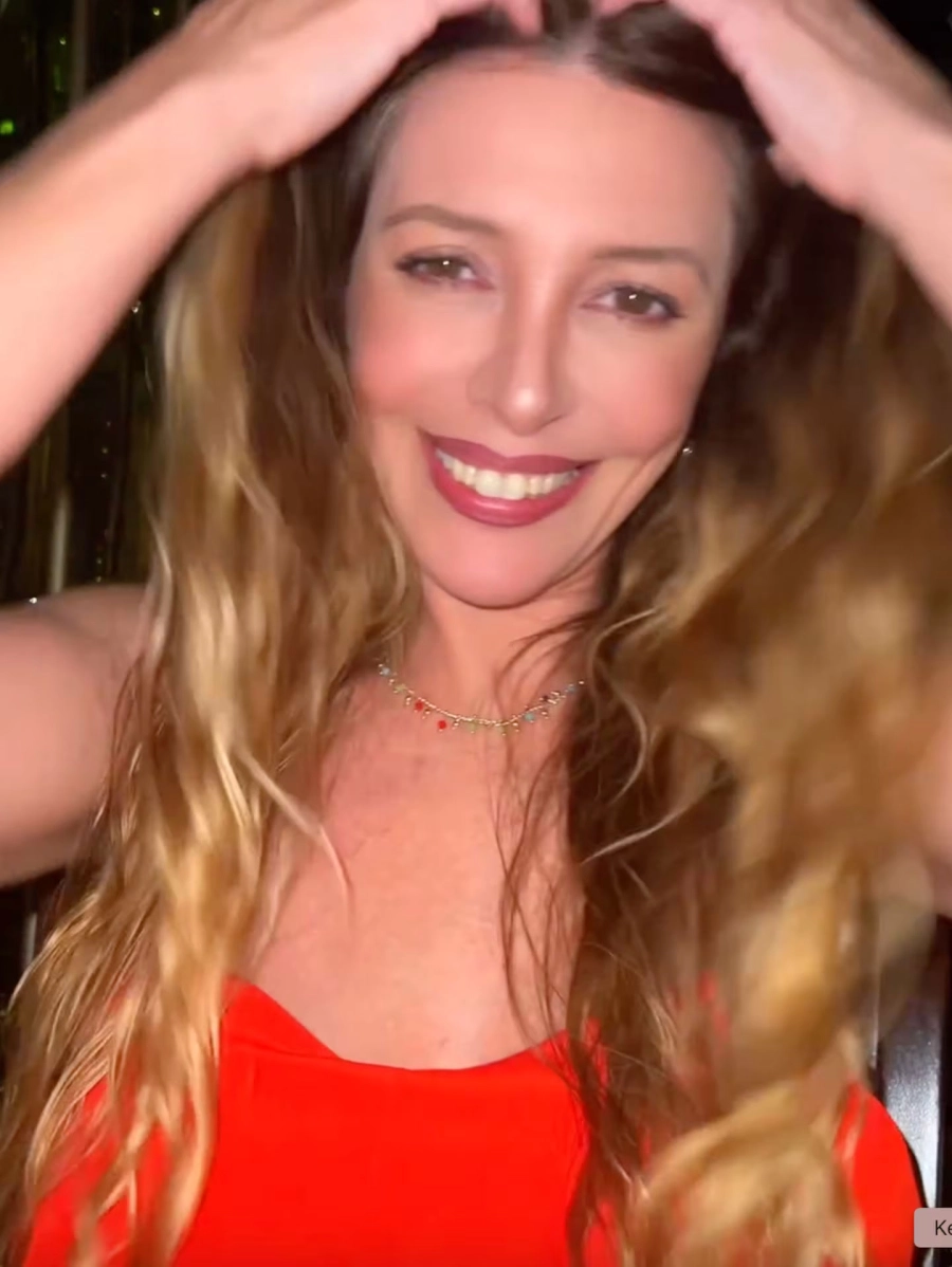 Mónica Ayos a la noche. Instagram