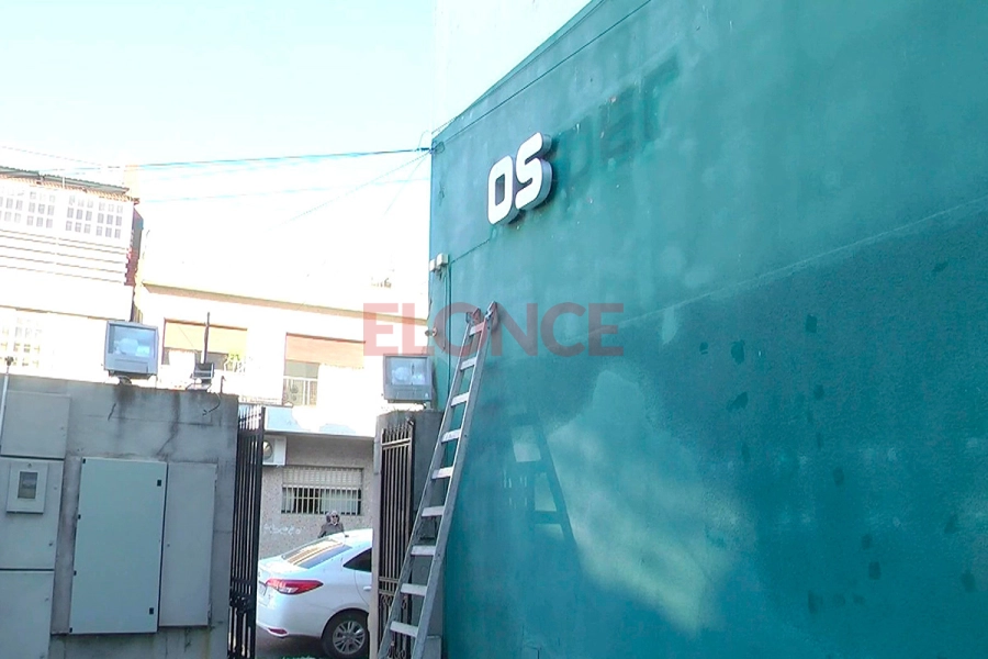 Reemplazo de carteler&iacute;a de IOSPER por OSER (foto Elonce)