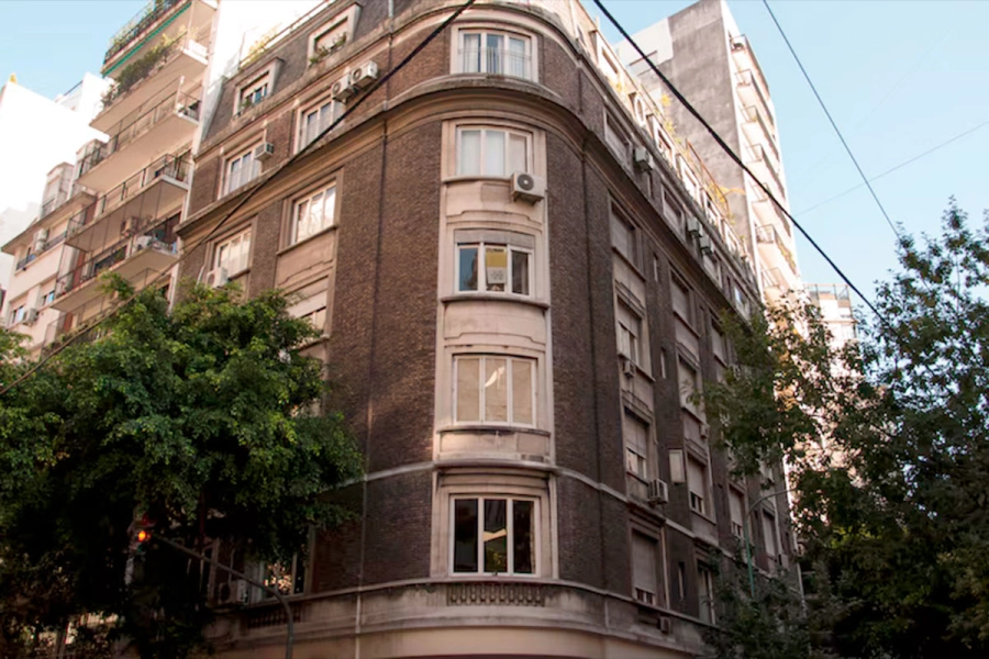 El departamento de Cristina Kirchner en Recoleta que ya no está a su nombre, sino en el de sus hijos. (Foto: Infobae)