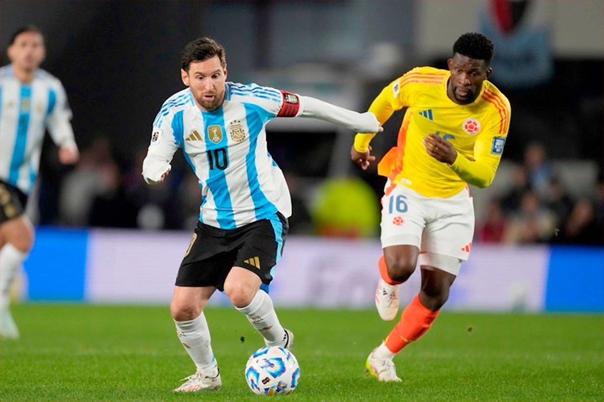 Messi en acción durante el partido ante Colombia. Messi en acción durante el partido ante Colombia.