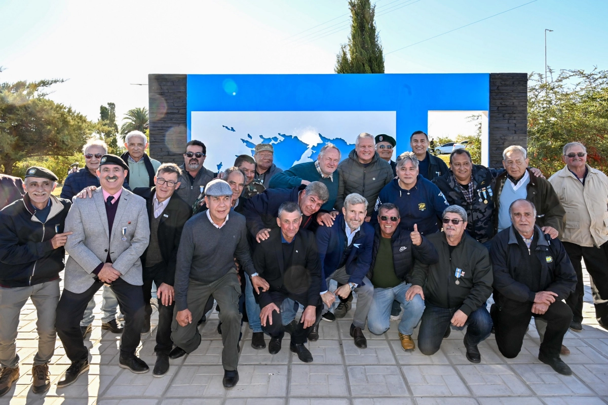 Inauguración de un monumento en homenaje a los héroes Inauguración de un monumento en homenaje a los héroes