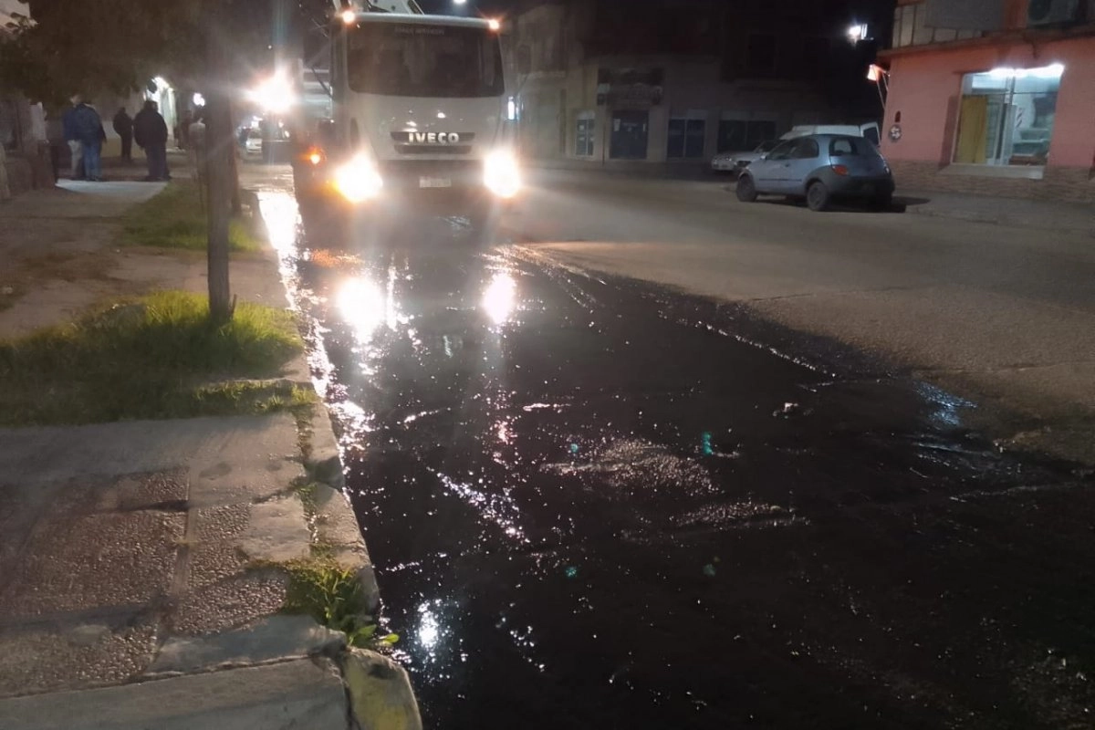 Volcado de cloaca por un derrame irregular de aceite industrial Volcado de cloaca por un derrame irregular de aceite industrial