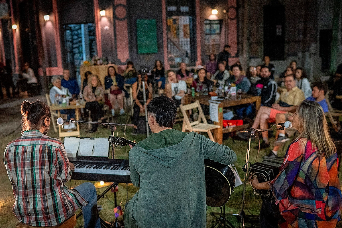 Re Si. Micrófono abierto para músicas Re Si. Micrófono abierto para músicas