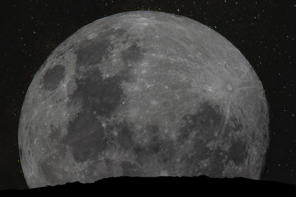 Luna de Fresa desde San Francisco de Monte de Oro, en San Luis.