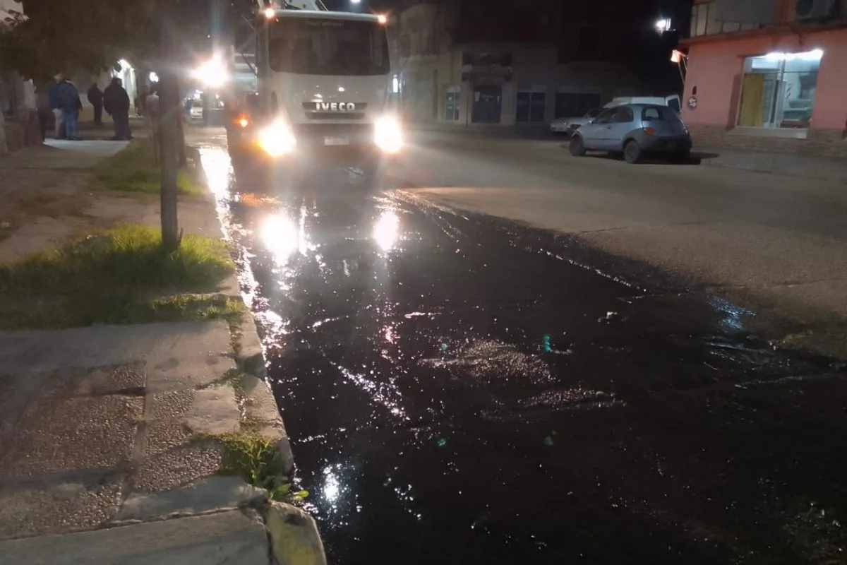 Volcado de cloaca por un derrame irregular de aceite industrial