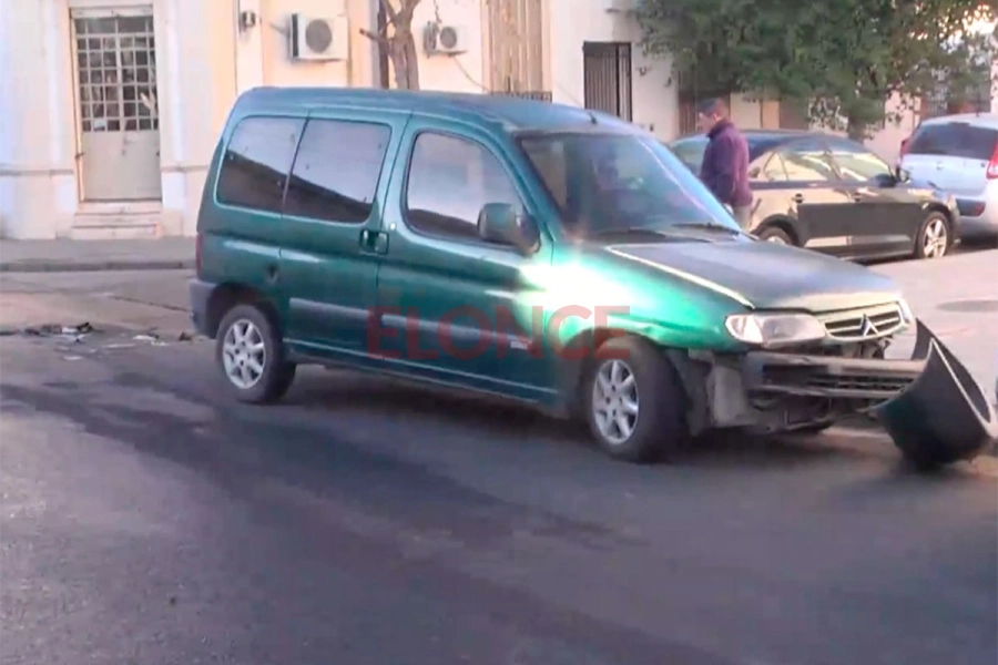 Un Renault Clio negro impactó a una camioneta Citroën